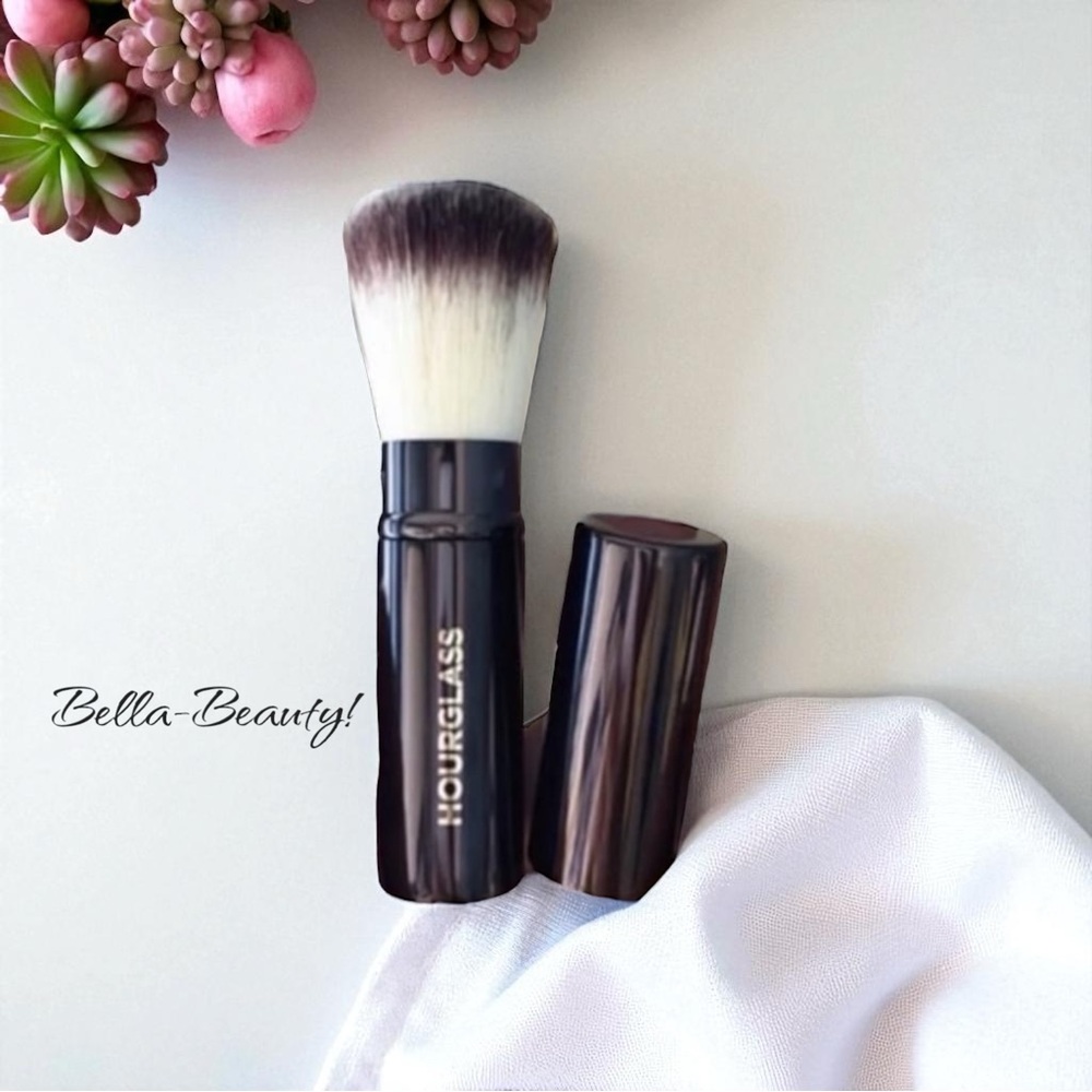 Hourglass Retractable Foundation Brush ~NEW~ - Picture 2 of 9